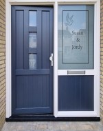 Raamfolie voordeur met duif en namen